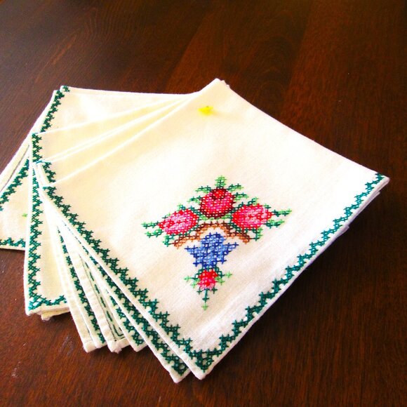 Handcrossstitched napkin/hanky with colorful rosebuds & Iris & edges. Set of 4 - Picture 2 of 8